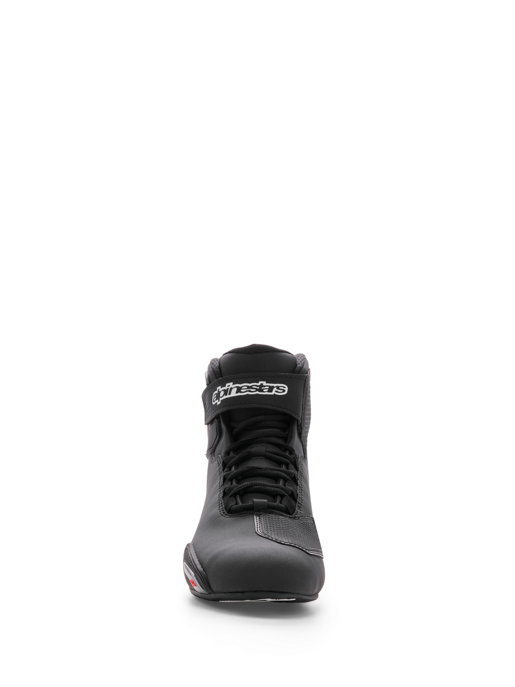 Alpinestars Sektor sko, motorcykelsko, sort, set forfra, viser mikrofiber-overdel, hurtigt snøresystem og ankelstrop med hvidt Alpinestars-logo, slankt atletisk design til vejkørsel