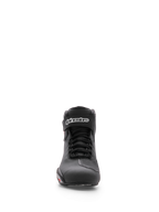 Alpinestars Sektor sko, motorcykelsko, sort, set forfra, viser mikrofiber-overdel, hurtigt snøresystem og ankelstrop med hvidt Alpinestars-logo, slankt atletisk design til vejkørsel