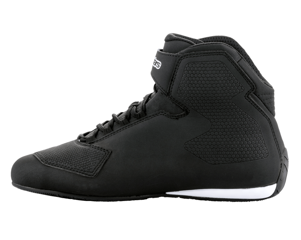 Alpinestars Sektor sko, sort og hvid motorcykel-køresko, high-top profil, hurtigsnøringssystem med ankelstrop, tekstureret mikrofiber-overdel, hvide såldetaljer ved hælen, strømlinet beskyttende fodtøj til landevejskørsel