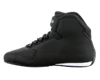 Alpinestars Sektor sko, sort og hvid motorcykel-køresko, high-top profil, hurtigsnøringssystem med ankelstrop, tekstureret mikrofiber-overdel, hvide såldetaljer ved hælen, strømlinet beskyttende fodtøj til landevejskørsel