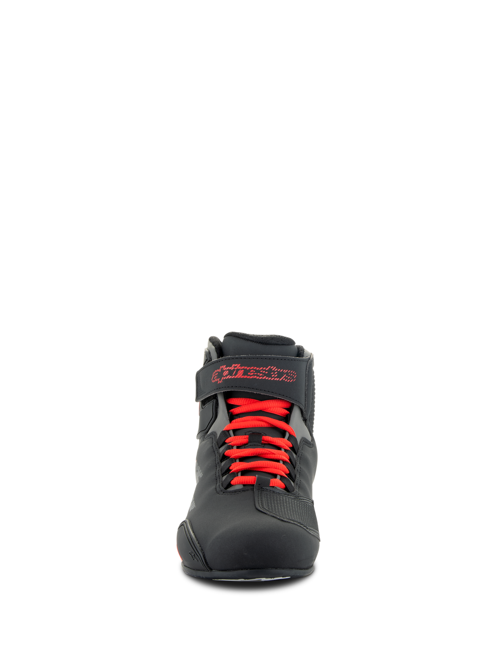 Alpinestars Sektor sko, motorcykel køresko, sort og rød, set forfra med røde snørebånd og ankelstrop med rødt Alpinestars-logo, holdbar mikrofiberkonstruktion med en elegant sportsprofil