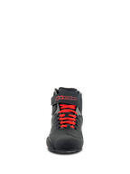 Alpinestars Sektor sko, motorcykel køresko, sort og rød, set forfra med røde snørebånd og ankelstrop med rødt Alpinestars-logo, holdbar mikrofiberkonstruktion med en elegant sportsprofil
