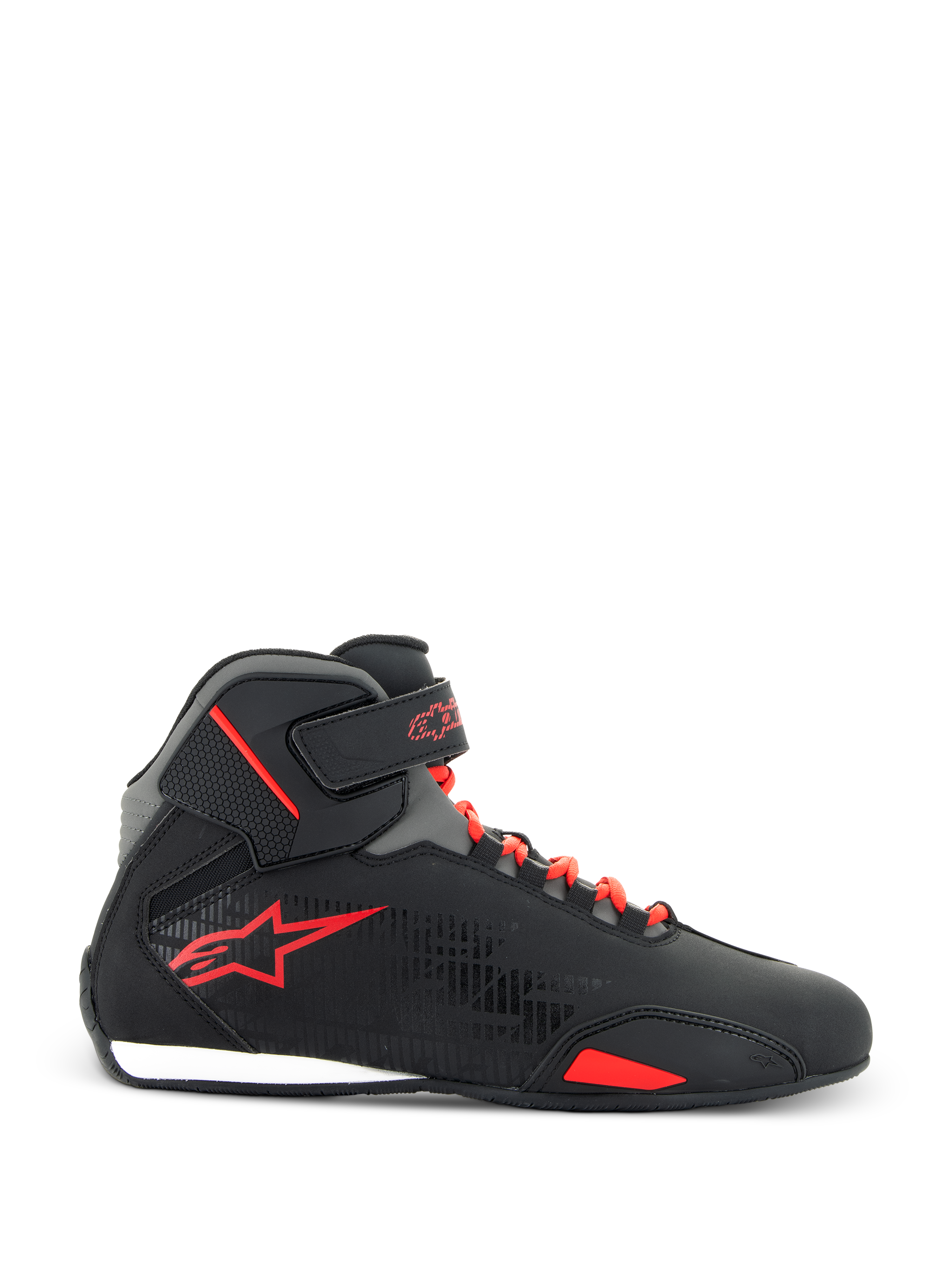 Alpinestars Sektor-sko, motorcykel-køresko, sort og klar rød, sideprofil af høj mikrofibersko med røde hurtigsnørebånd, justerbar ankelrem og rødt stjernelogo, strømlinet design til vejkørsel