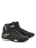 Alpinestars Sektor sko, motorcykel køresko, sort og fluorescerende gul, mid-cut design med hurtigsnøring og velcro-ankelstropper, gult Alpinestars-logo på siden, letvægts mikrofiberkonstruktion med elegant finish