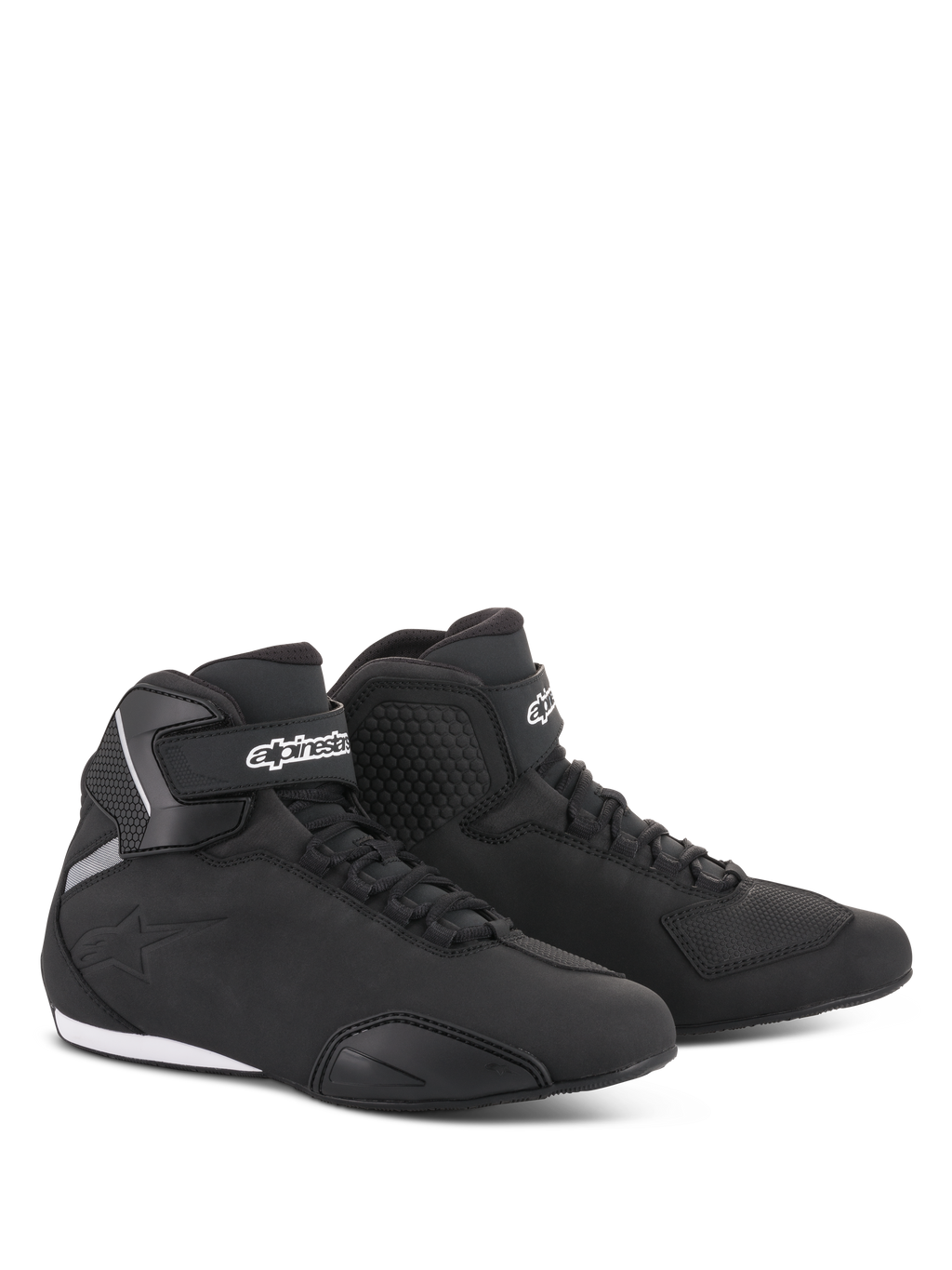 Alpinestars Sektor sko, motorcykel-køresko, sorte, strømlinet mid-cut profil med overdel i mikrofiber, hurtigsnøringssystem, hvidt Alpinestars-logo på ankelstroppen og holdbar gummisål
