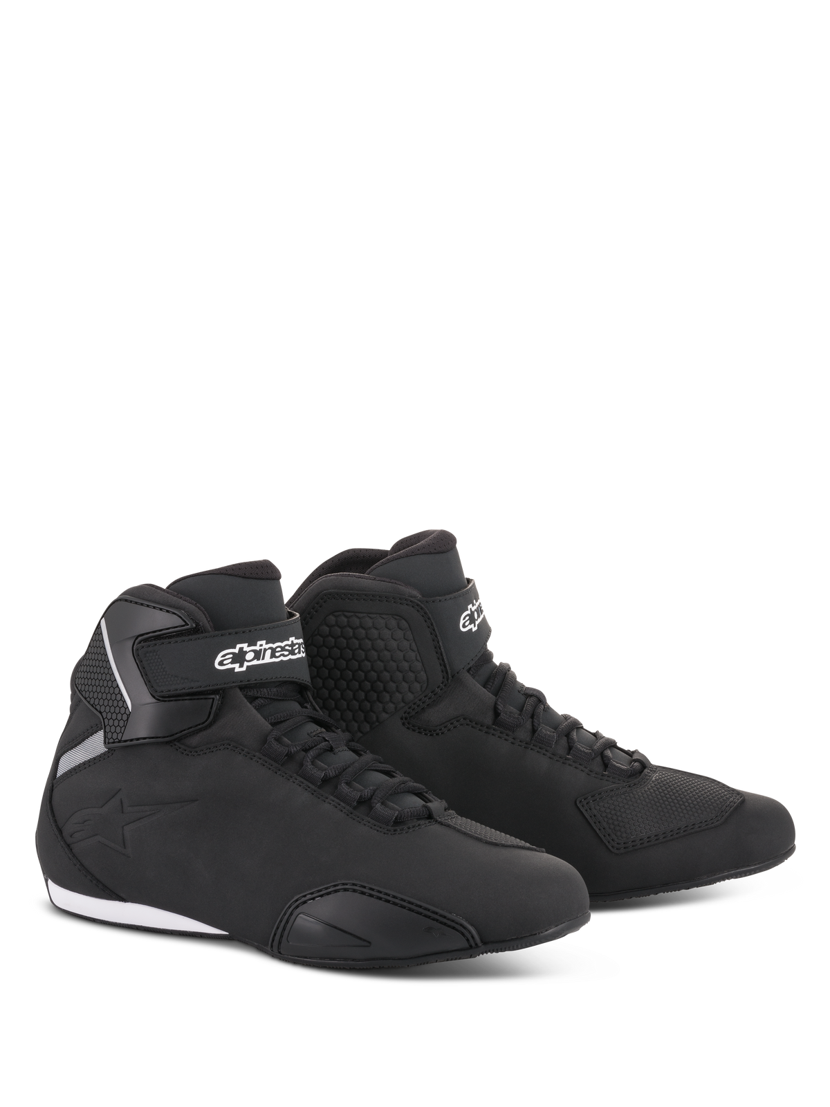 Alpinestars Sektor sko, motorcykel-køresko, sorte, strømlinet mid-cut profil med overdel i mikrofiber, hurtigsnøringssystem, hvidt Alpinestars-logo på ankelstroppen og holdbar gummisål