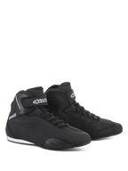 Alpinestars Sektor sko, motorcykel-køresko, sorte, strømlinet mid-cut profil med overdel i mikrofiber, hurtigsnøringssystem, hvidt Alpinestars-logo på ankelstroppen og holdbar gummisål