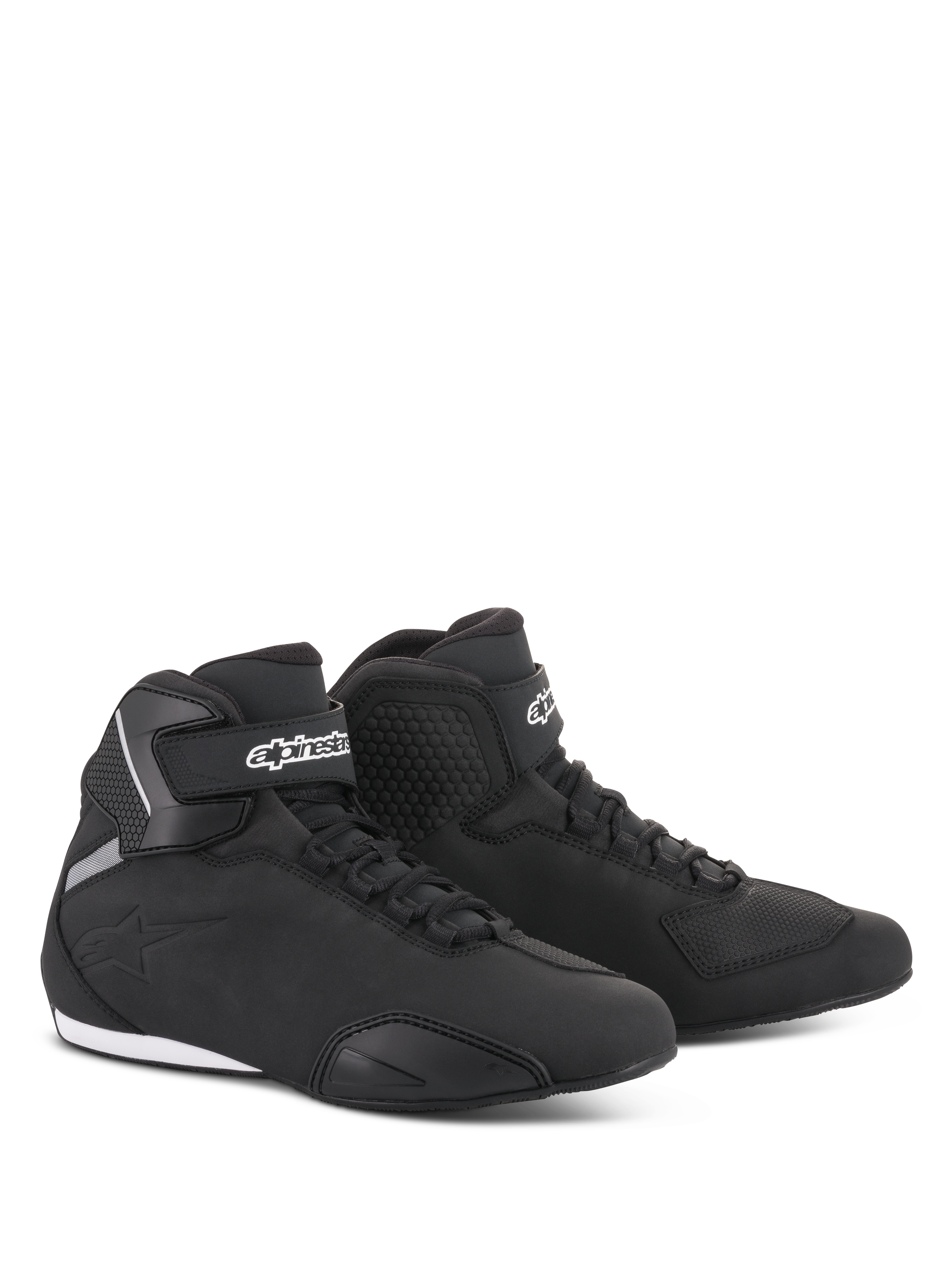 Alpinestars Sektor sko, motorcykel-køresko, sorte, strømlinet mid-cut profil med overdel i mikrofiber, hurtigsnøringssystem, hvidt Alpinestars-logo på ankelstroppen og holdbar gummisål
