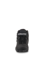 Alpinestars Sektor-sko, sort, set forfra, med hurtigsnøringssystem og ankelstrop med Alpinestars-logo, letvægtsfodtøj i mikrofiber til motorcykelkørsel
