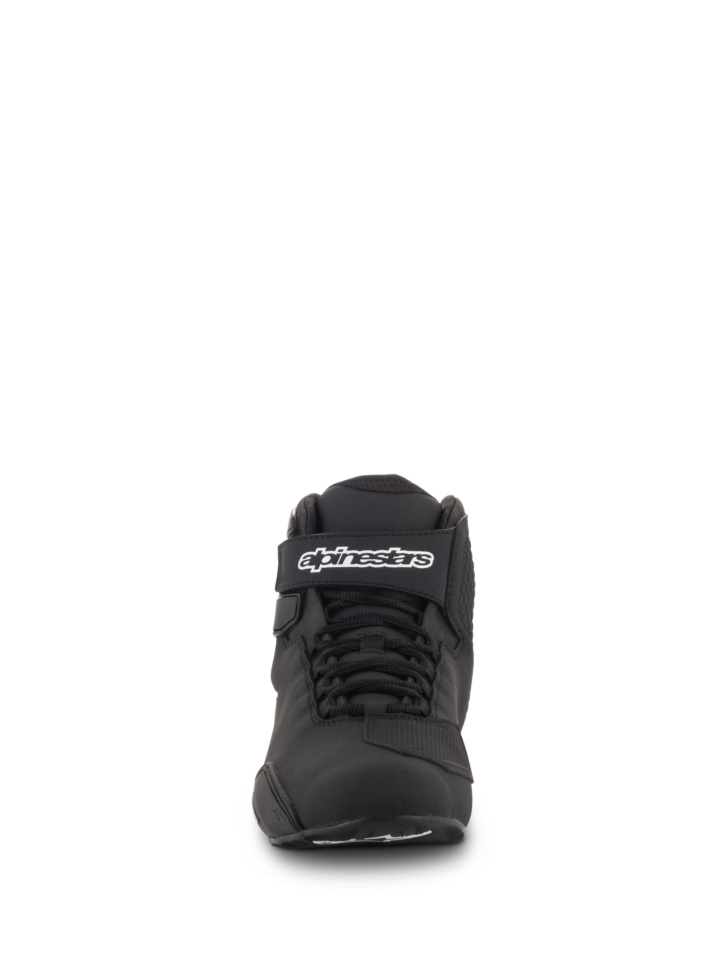 Alpinestars Sektor-sko, sort, set forfra, med hurtigsnøringssystem og ankelstrop med Alpinestars-logo, letvægtsfodtøj i mikrofiber til motorcykelkørsel