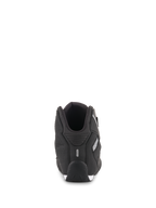 Alpinestars Sektor sko, sort, set bagfra, viser hælkonstruktion med refleksdetalje og tekstureret sidepanel, letvægts mikrofiber motorcykelsko til sport og landevejsbrug