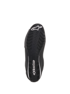 Alpinestars Sektor sko, sorte motorcykelsko, set nedefra med tekstureret gummisål, hvidt Alpinestars-stjernelogo på tåen og branding på hælen, designet til greb og holdbarhed