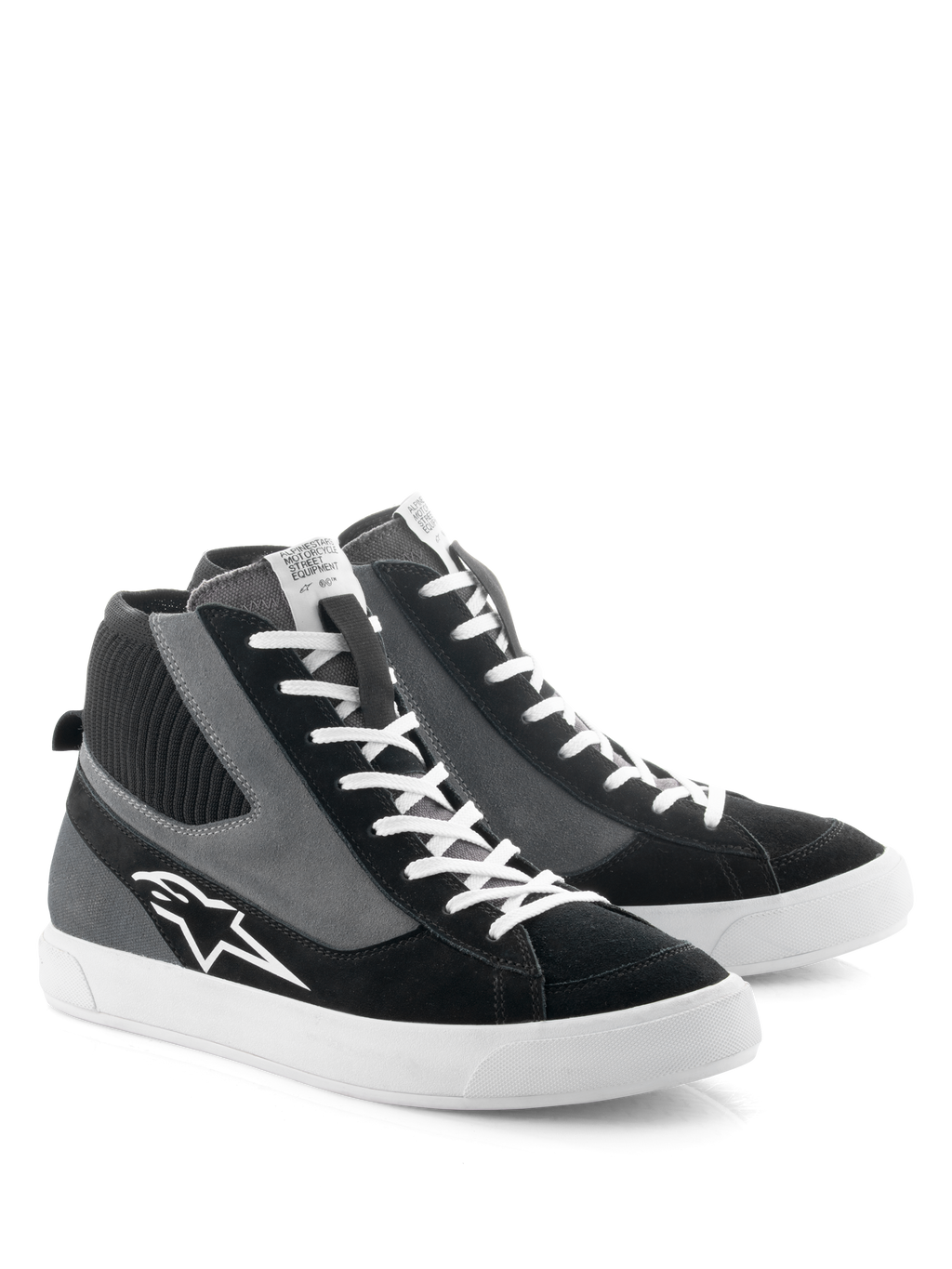 Alpinestars Stated sko, motorcykelsko, sort grå og hvid, retro skate-inspireret high-top design med hvide snørebånd og vulkaniseret gummisål, med Alpinestars-logo på siden og en blanding af ruskind og lærredsmaterialer