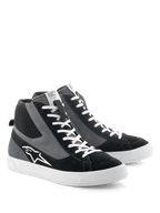 Alpinestars Stated sko, motorcykelsko, sort grå og hvid, retro skate-inspireret high-top design med hvide snørebånd og vulkaniseret gummisål, med Alpinestars-logo på siden og en blanding af ruskind og lærredsmaterialer