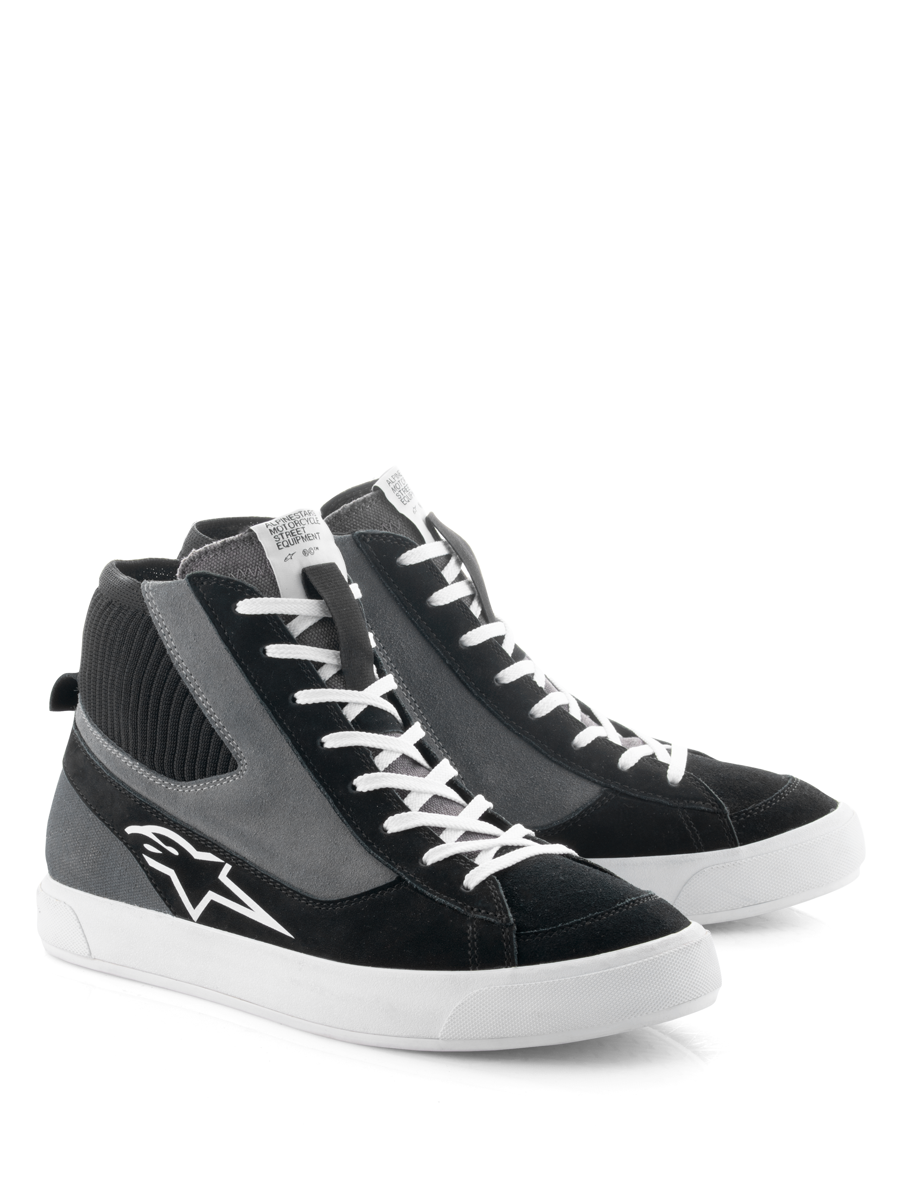 Alpinestars Stated sko, motorcykelsko, sort grå og hvid, retro skate-inspireret high-top design med hvide snørebånd og vulkaniseret gummisål, med Alpinestars-logo på siden og en blanding af ruskind og lærredsmaterialer