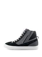 Alpinestars Stated-sko, sorte, grå og hvide urbane motorcykelsko, sideprofil med high-top sneaker-design, sidelynlås, hvid vulkaniseret sål, 'ONE GOAL. ONE VISION'-tekst