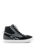 Alpinestars Stated Shoes, høje motorcykelsko, sort, grå og hvid, med hvidt stjernelogo, hvid vulkaniseret gummisål, ribstrikket ankelkrave og hvide snørebånd, urban street-stil