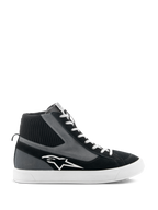 Alpinestars Stated Shoes, høje motorcykelsko, sort, grå og hvid, med hvidt stjernelogo, hvid vulkaniseret gummisål, ribstrikket ankelkrave og hvide snørebånd, urban street-stil