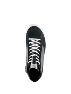 Alpinestars Stated sko, set oppefra af sort, grå og hvid motorcykel-sneaker, med hvide snørebånd, overdel i split ruskind og canvas, hvid vulkaniseret sål, urbant kørefodtøj