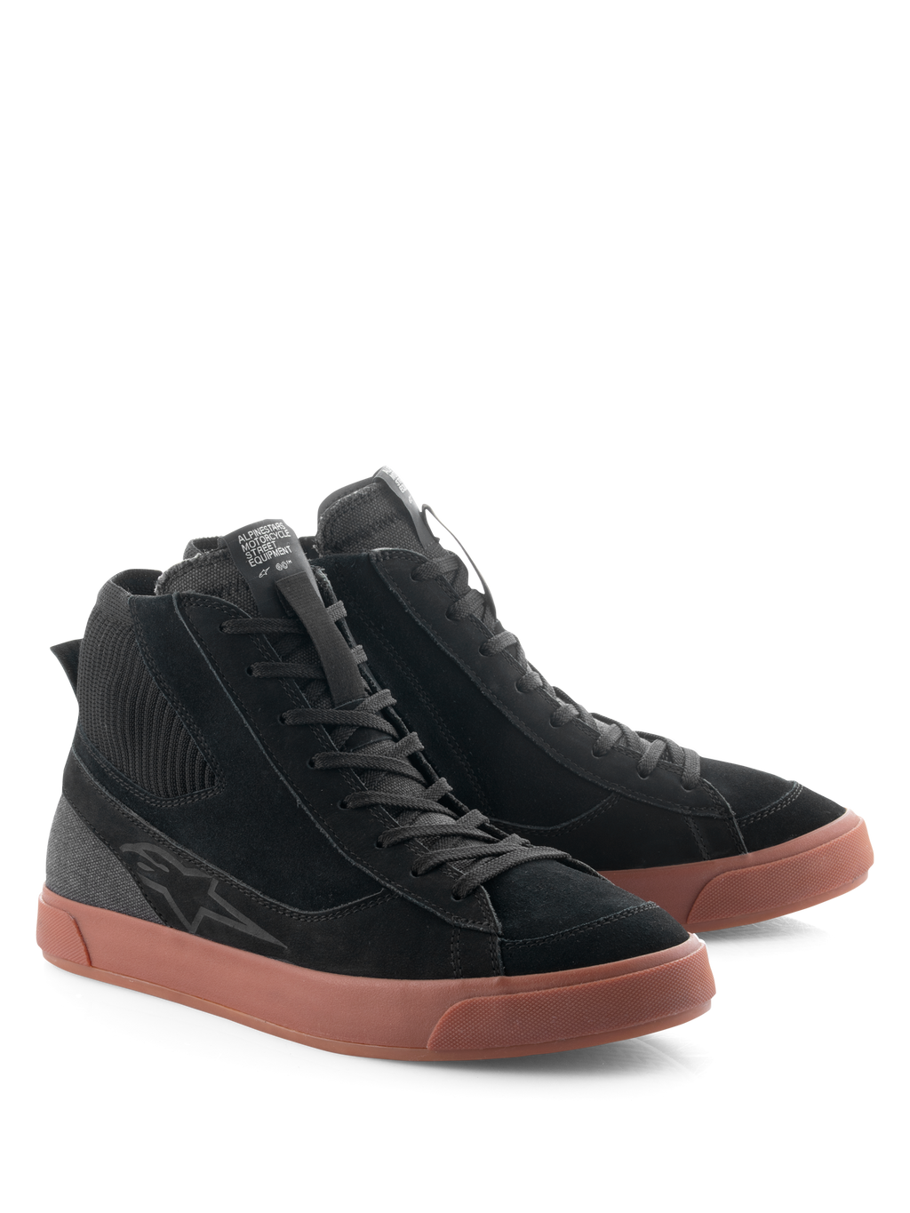 Alpinestars Stated sko, urbane motorcykelsko, sort og gum, high-top silhuet med overdel i sort ruskind og lærred, brun vulkaniseret gummisål, retro skate-inspireret design til gade- og landevejsbrug