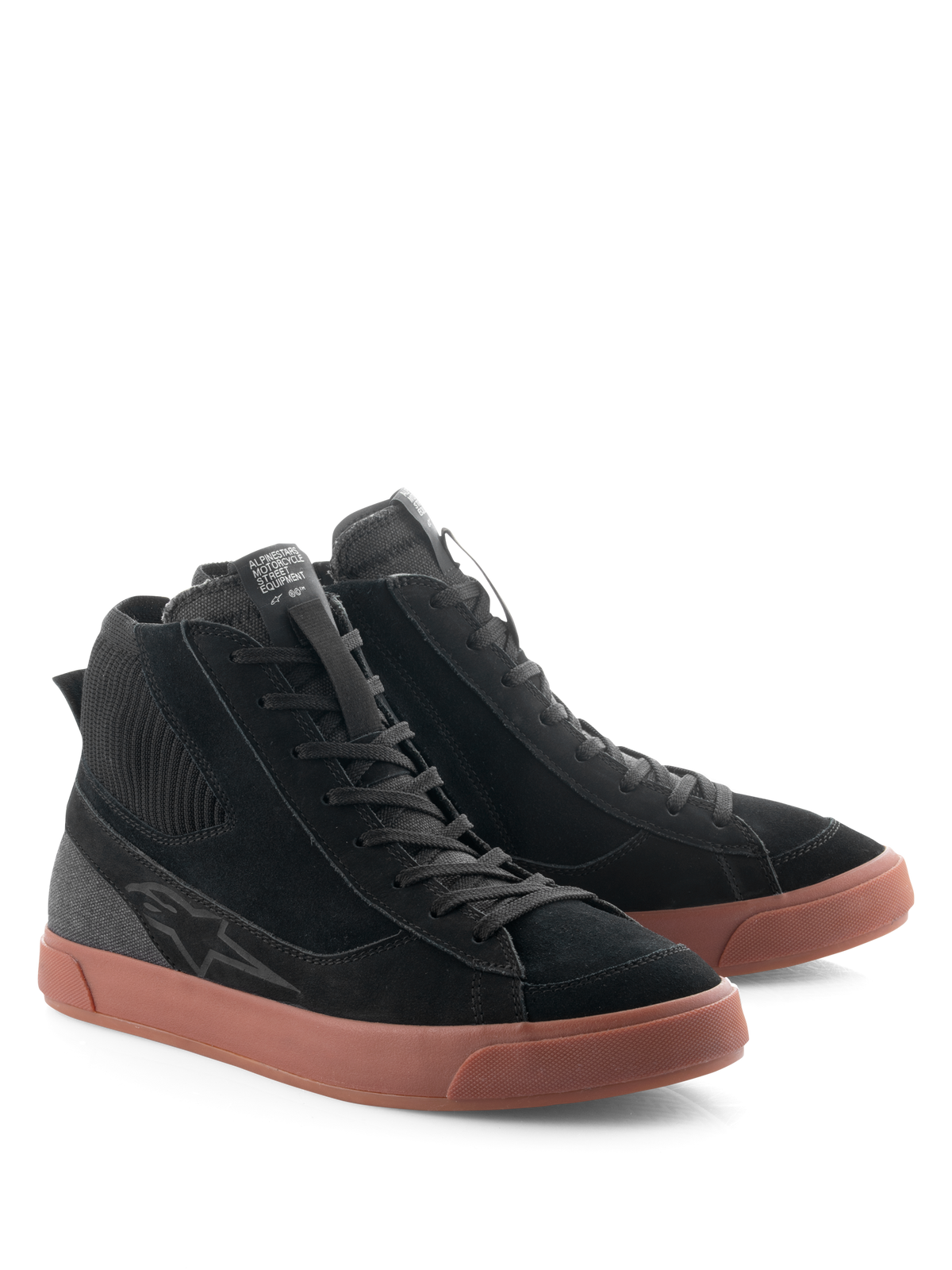 Alpinestars Stated sko, urbane motorcykelsko, sort og gum, high-top silhuet med overdel i sort ruskind og lærred, brun vulkaniseret gummisål, retro skate-inspireret design til gade- og landevejsbrug