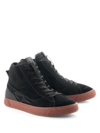 Alpinestars Stated sko, urbane motorcykelsko, sort og gum, high-top silhuet med overdel i sort ruskind og lærred, brun vulkaniseret gummisål, retro skate-inspireret design til gade- og landevejsbrug