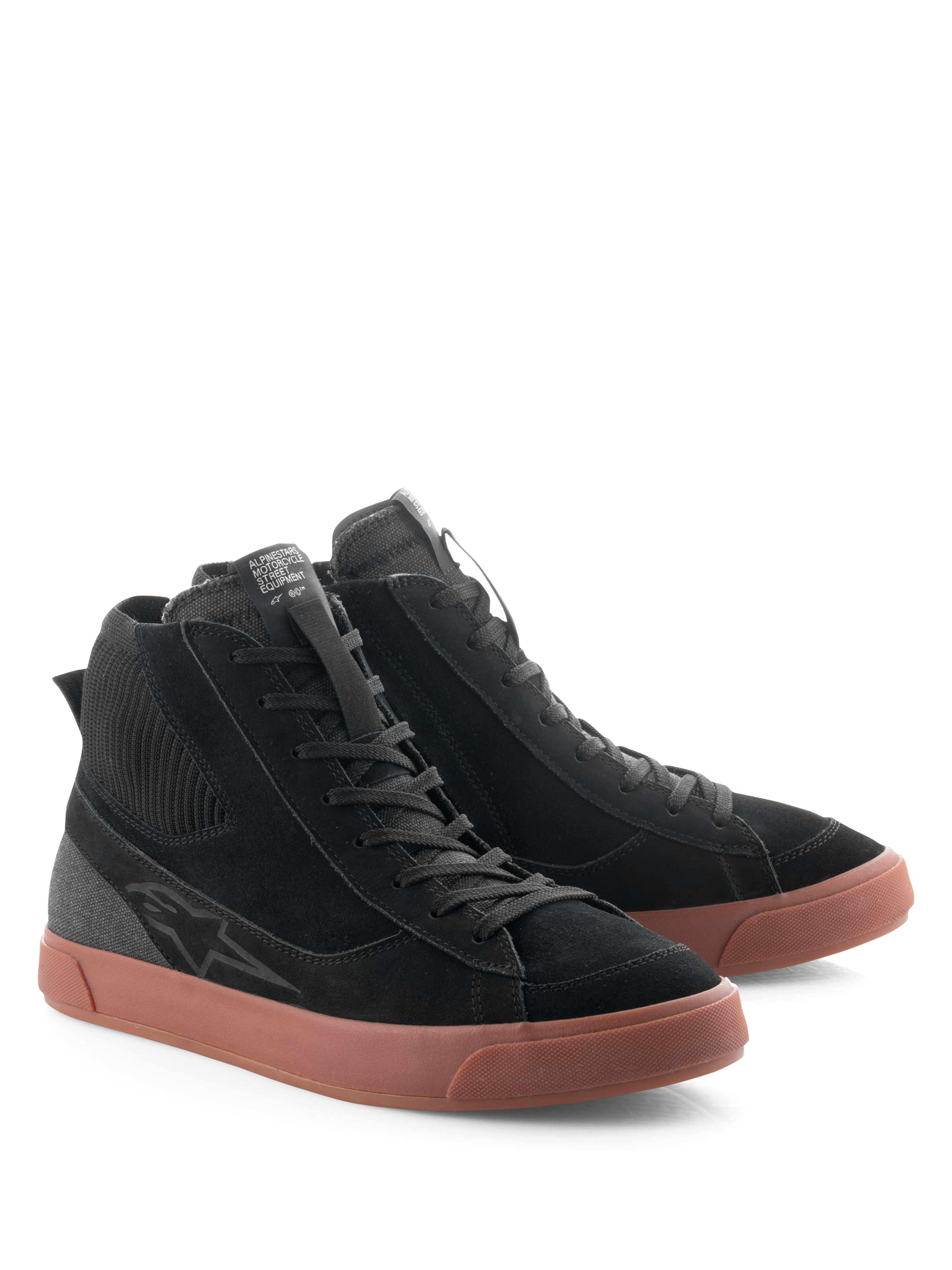 Alpinestars Stated sko, urbane motorcykelsko, sort og gum, high-top silhuet med overdel i sort ruskind og lærred, brun vulkaniseret gummisål, retro skate-inspireret design til gade- og landevejsbrug
