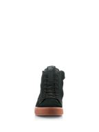 Alpinestars Stated-sko, urbane motorcykelkøresko, Black Gum, set forfra med overdel i sort nubuck og ruskind, klassiske snørebånd og tekstureret gummisål, skate-inspireret beskyttelsesfodtøj