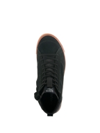 Alpinestars Stated sko, urban motorcykelsko set oppefra, sort overdel i ruskind med gummifarvet vulkaniseret sål, minimalistisk skate-inspireret design, klassiske snørebånd og gadesneaker-stil