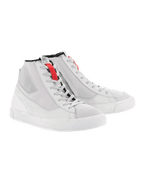 Alpinestars Stated sko, motorcykelsko, White Cool Gray, high-top sneakers i retrostil med vulkaniserede gummisåler, røde detaljer ved snørebåndene og slidstærk konstruktion i nubuck og lærred.