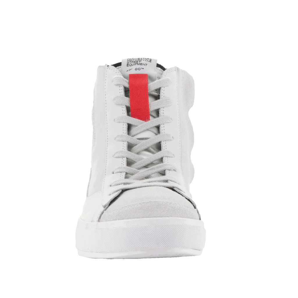 Alpinestars Stated Sko, urbane køresko, White Cool Gray, set forfra af high-top sneaker, med en markant rød accent på pløsen, grå snørebånd og en hvid vulkaniseret sål, minimalistisk skate-inspireret design