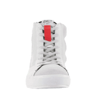 Alpinestars Stated Sko, urbane køresko, White Cool Gray, set forfra af high-top sneaker, med en markant rød accent på pløsen, grå snørebånd og en hvid vulkaniseret sål, minimalistisk skate-inspireret design