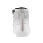 Alpinestars Stated sko, køresko til motorcykel, White Cool Gray, set bagfra med røde zig-zag-syninger på hælen, strikket mesh-ankelkrave og hvid vulkaniseret sål, urbant sneaker-design