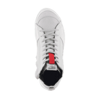 Alpinestars Stated sko, urbane køresko, White Cool Gray, set oppefra med tåboks i ruskind og klassisk snørelukning, rød detalje på pløsen, retro skate-inspireret motorcykel-sneakerdesign