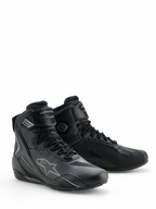 Alpinestars Faster-4 Drystar® sko, Black Cool Gray motorcykelkøresko, high-top design med snørelukning og justerbar ankelrem, med det ikoniske stjernelogo og Drystar-branding, holdbart og vandtæt sportsfodtøj