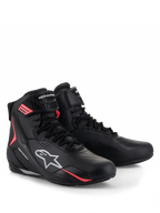 Alpinestars Stella Faster-4 Drystar® sko, motorcykelsko til damer, sort, grå og koralfluo, med vandtæt Drystar®-teknologi, snørelukning med sikker velcrostrop og livlige koralfarvede detaljer med hvidt Alpinestars-logo