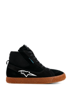 Alpinestars Stated Waterproof sko, sorte high-top motorcykel-sneakers, ruskind og strikket konstruktion, hvidt Alpinestars-logo, spættet brun vulkaniseret gummisål, urbant motorcykelfodtøj, moderne skate-inspireret design