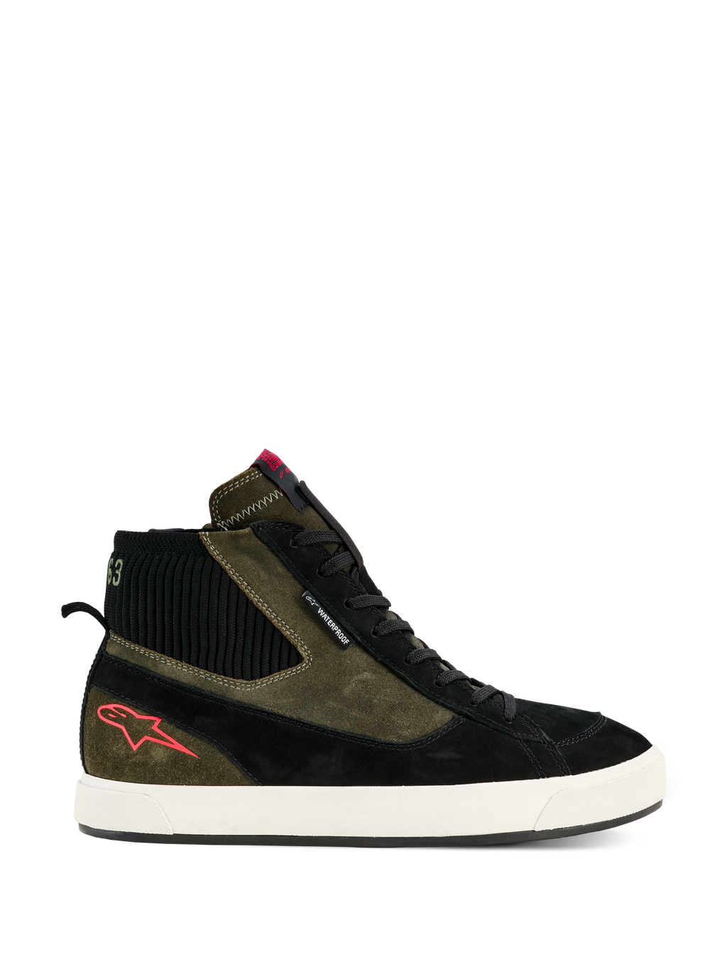 Alpinestars Stated Waterproof-sko, høje sneakers til motorcykelbrug, militærgrøn og sort ruskindskonstruktion, råhvid vulkaniseret gummisål, rødt stjerne-logo på hælen, sort ribstrikket ankelkrave, urban street-inspireret design