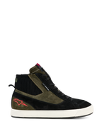 Alpinestars Stated Waterproof-sko, høje sneakers til motorcykelbrug, militærgrøn og sort ruskindskonstruktion, råhvid vulkaniseret gummisål, rødt stjerne-logo på hælen, sort ribstrikket ankelkrave, urban street-inspireret design