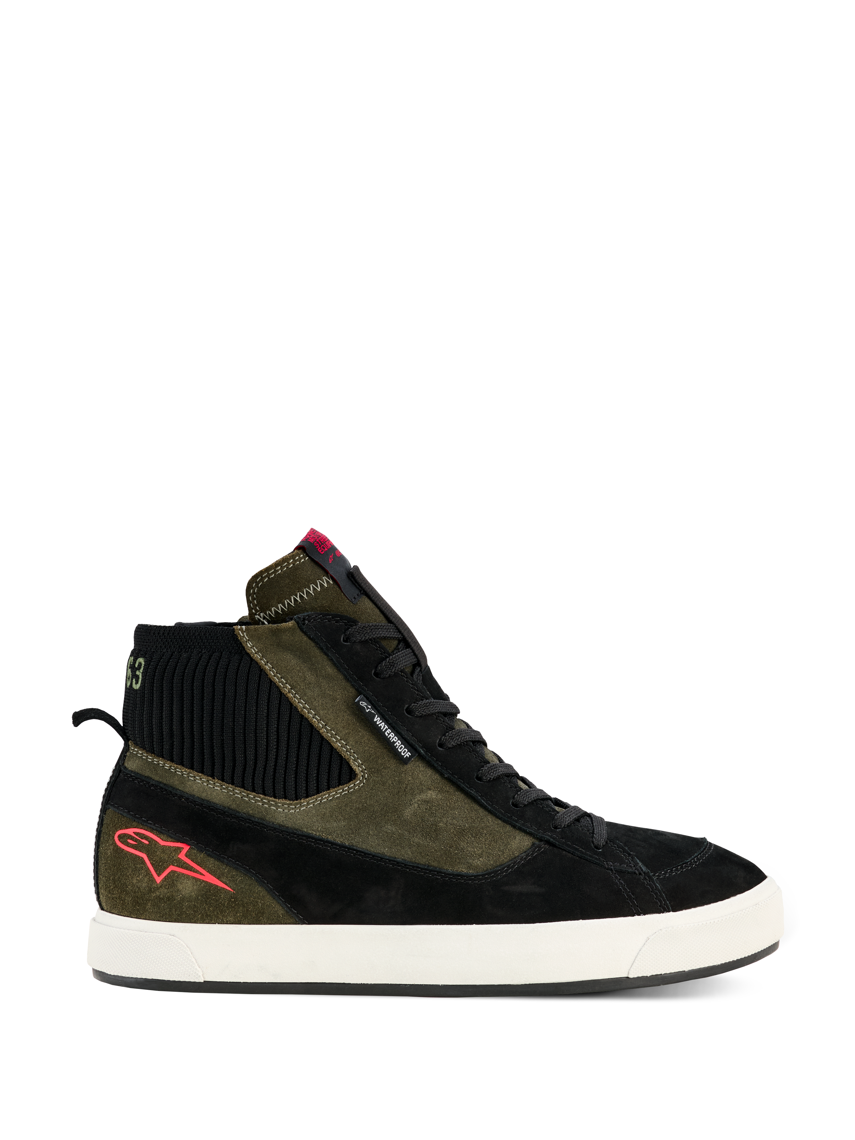 Alpinestars Stated Waterproof-sko, høje sneakers til motorcykelbrug, militærgrøn og sort ruskindskonstruktion, råhvid vulkaniseret gummisål, rødt stjerne-logo på hælen, sort ribstrikket ankelkrave, urban street-inspireret design