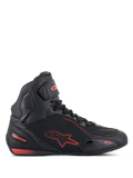 Alpinestars Faster-3 Drystar sko, sort og rød fluo motorcykelsko, profilvisning, high-top sneaker-stil med letvægts mikrofiber-chassis, vandtæt Drystar-membran, rødt stjernelogo og branding, velcrostrop ved anklen og perforerede detaljer for åndbarhed