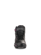 Alpinestars Stella Faster-3 Drystar® sko til kvinder, motorcykel-køresko, sort, mørkegrå og fuchsia, set forfra med snørelukning, ankelrem med sølvlogo og lyserøde detaljer på en feminin profil