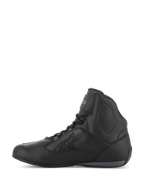 Alpinestars Stella Faster-3 Drystar® sko til kvinder, sort og mørkegrå, vandtætte motorcykelsko, sideprofil med et holdbart mikrofiber-chassis, snørelukning med ankelrem og præget Alpinestars-logo.