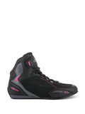 Alpinestars Stella Faster-3 Drystar damemotorcykelsko, motorcykel-sneakers, sort med mørkegrå og fuchsia-pink detaljer, sideprofil med høj silhuet, snørebåndslukning med velcrostrop ved anklen, forstærkede beskyttelsespaneler