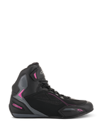 Alpinestars Stella Faster-3 Drystar damemotorcykelsko, motorcykel-sneakers, sort med mørkegrå og fuchsia-pink detaljer, sideprofil med høj silhuet, snørebåndslukning med velcrostrop ved anklen, forstærkede beskyttelsespaneler