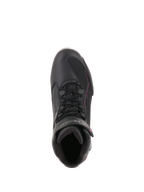 Alpinestars Stella Faster-3 Drystar® sko til kvinder, vandtætte motorcykelsko, sort, mørkegrå og fuchsia, set fra oven med snørebånd og velcrostrop, strømlinet beskyttende fodtøj til bykørsel