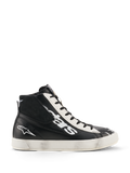 Alpinestars Stated Flair sko, urbane motorcykelsko, sort og hvid, high-top læderkonstruktion med stort hvidt logo på siden, hvidt perforeret snørepanel, sidelynlås og en hvid gummisål med vintage slidt patina