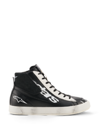 Alpinestars Stated Flair sko, urbane motorcykelsko, sort og hvid, high-top læderkonstruktion med stort hvidt logo på siden, hvidt perforeret snørepanel, sidelynlås og en hvid gummisål med vintage slidt patina