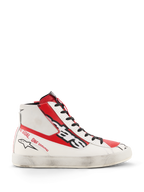 Alpinestars Stated Flair sko, high-top motorcykelsko, hvid og klar rød, premium læderkonstruktion med en håndpåført slidt finish på den hvide sål, stort sort Alpinestars-branding på siden, røde paneler og tekst på hælen, vintage-inspireret racing-æstetik