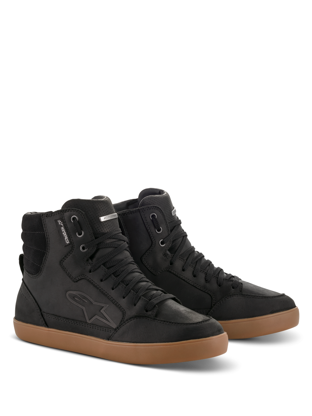 Alpinestars J-6 Waterproof sko, sort og gummi, high-top motorcykelsko i premium læder, sneaker-design med brun gummisål, vandtæt mærke og præget logo, urbant afslappet look